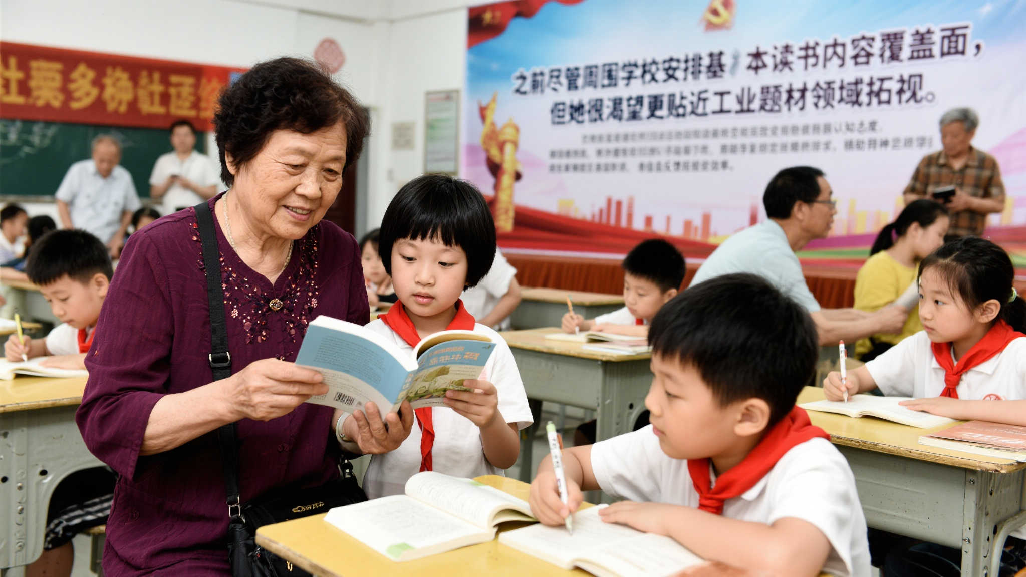 外来务工子女畅游青岛纺织博物馆,福彩助力圆梦 此次特别组织覆盖众多社区,其中王阿姨送孙